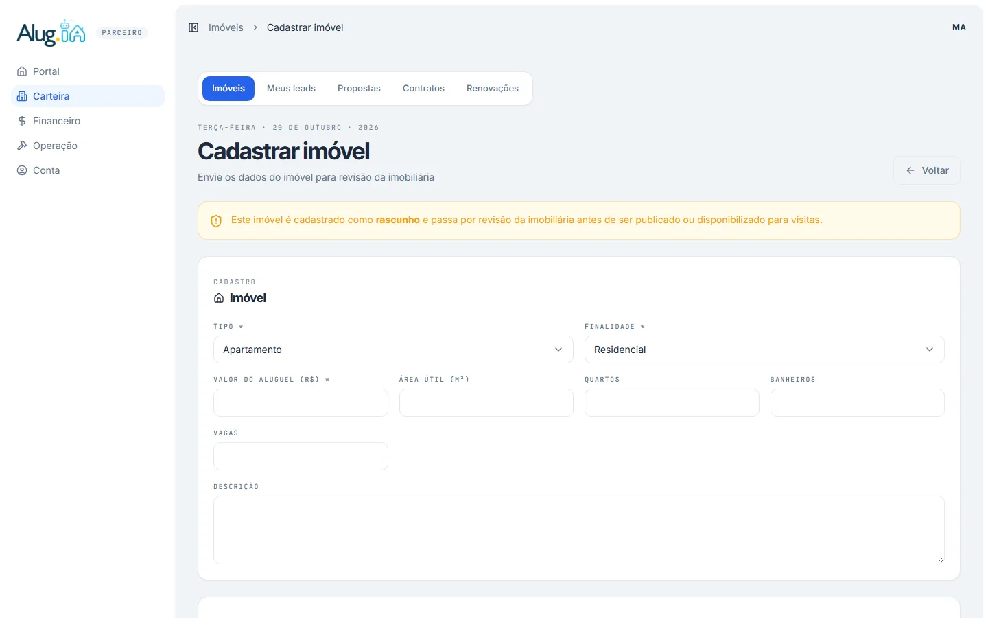 Formulário Cadastrar imóvel do portal do parceiro, com aviso de que o cadastro passa por revisão